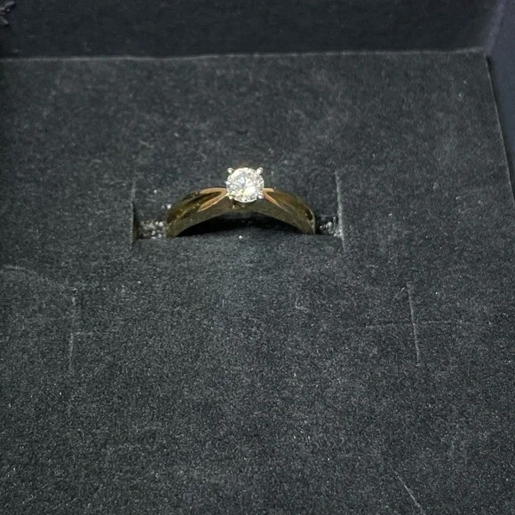 18k Gold Solitaire Diamond Ring. Diamond is .25ct S1 G; 3.5 grams. Size 4.5 - Picture 7 of 16
